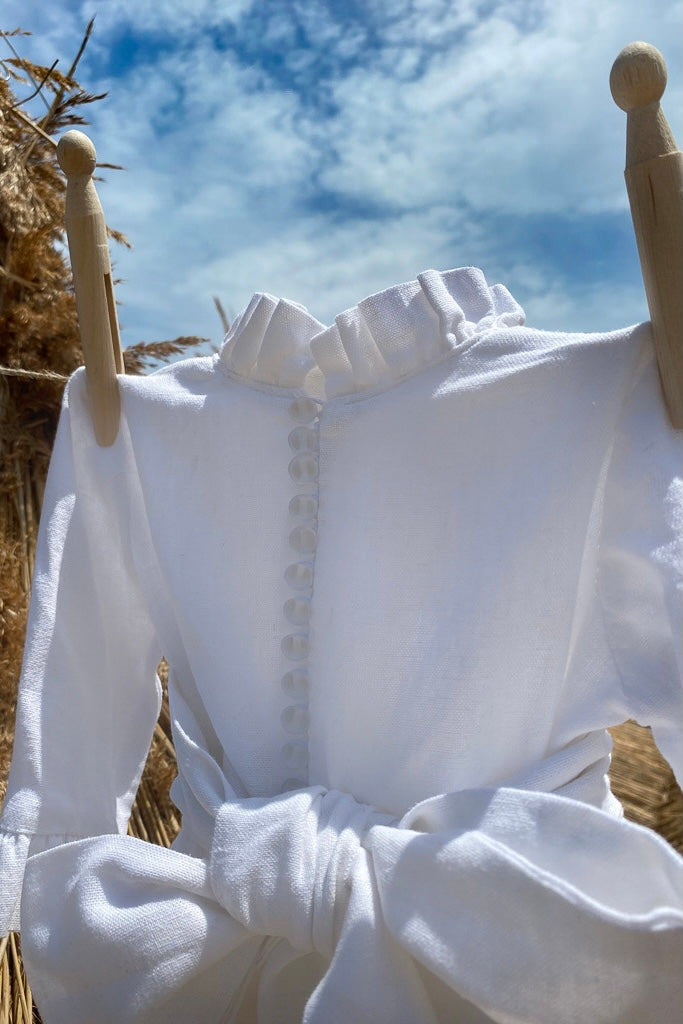 Rochie copii din in alb cu nasturei perluta