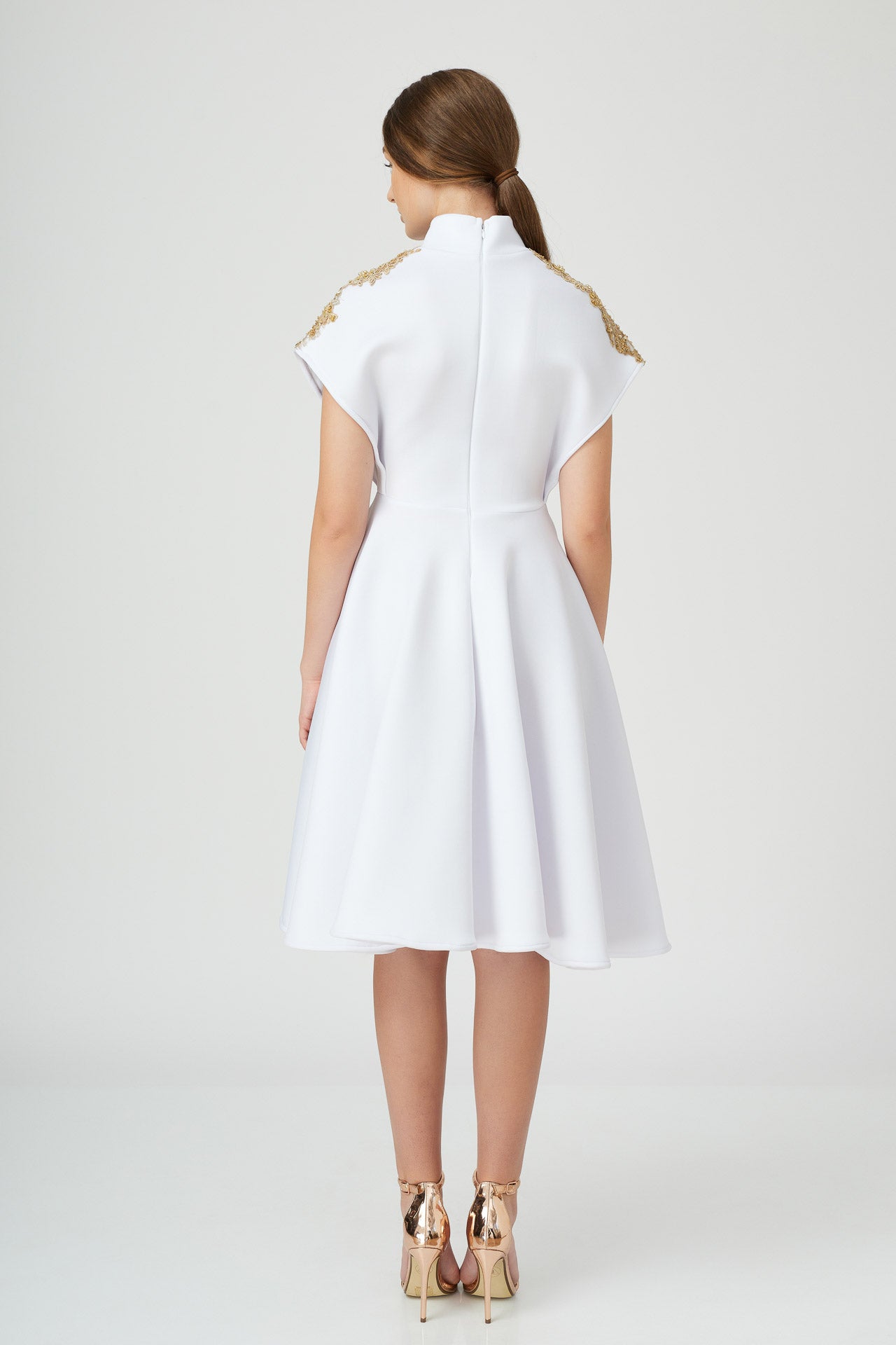 Rochie Alba Cu Broderie Aurie