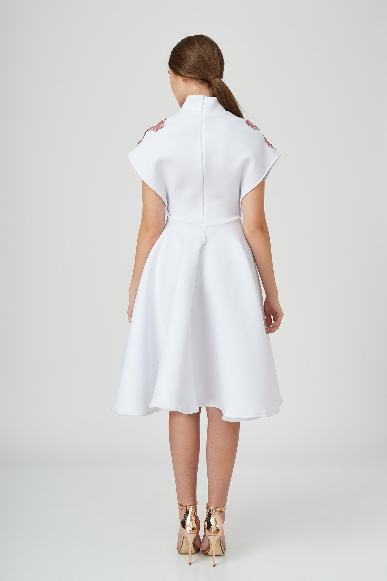 Rochie Alba Neopren Cu Broderie Roz