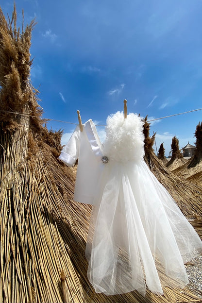 Rochie copii alba lunga tip sacou cu volanase si brosa