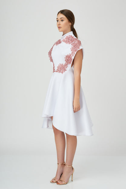 Rochie Alba Neopren Cu Broderie Roz