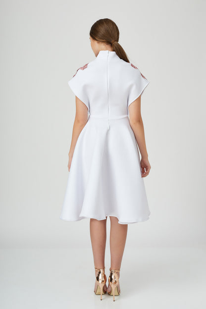 Rochie Alba Neopren Cu Broderie Roz