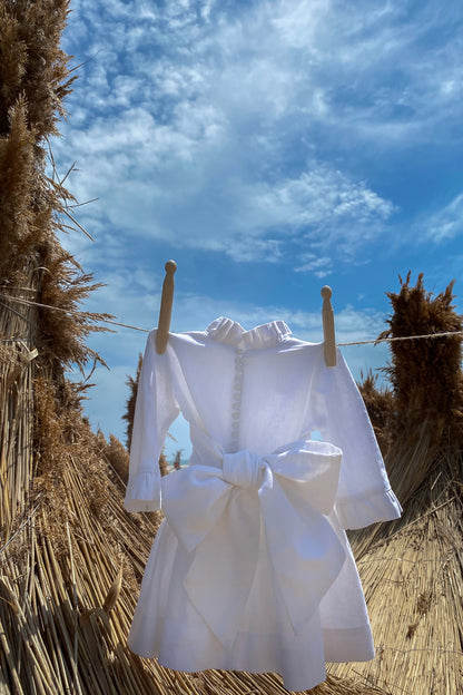 Rochie copii din in alb cu nasturei perluta