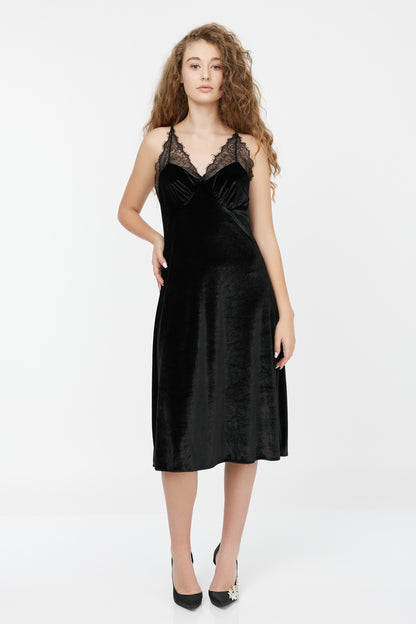 Rochie tip furou din catifea cu insertii din dantela
