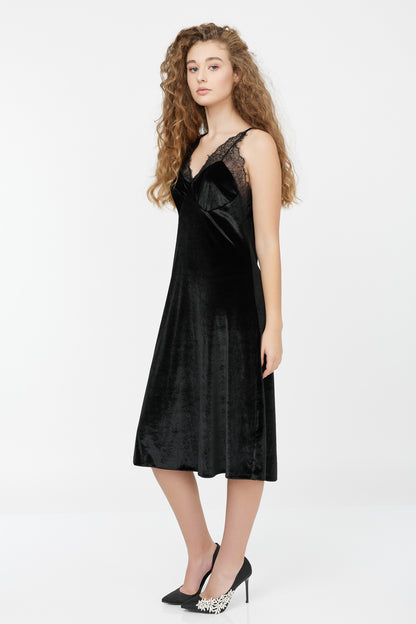 Rochie tip furou din catifea cu insertii din dantela